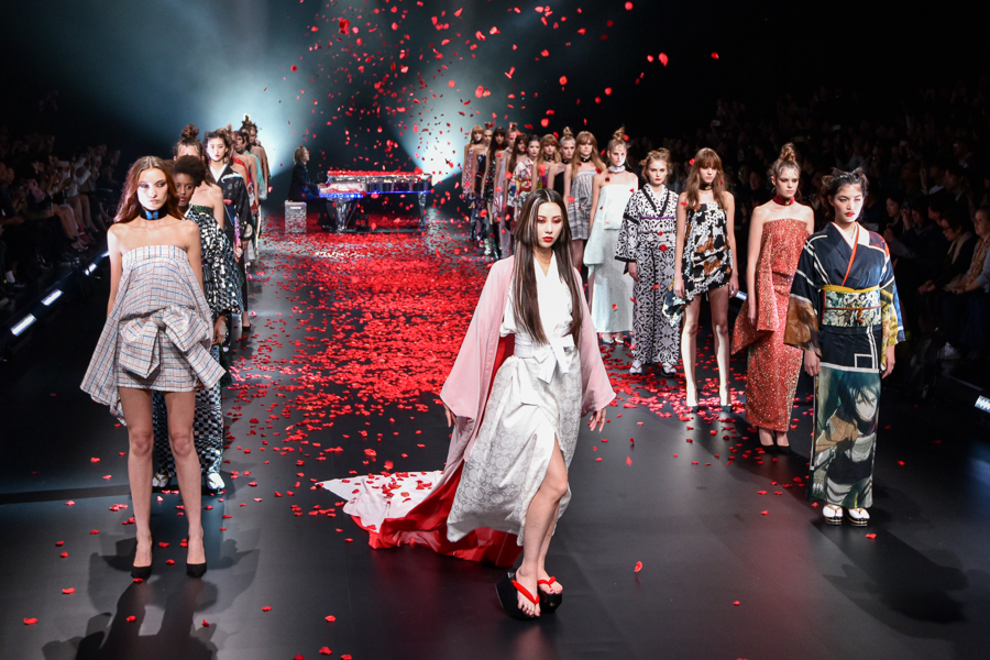 楽天 ファッション ウィーク東京」バラの花吹雪で開幕 トップバッターはYOSHIKIの「ヨシキモノ」 | アパレルウェブ：アパレル・ファッション業界情報サイト