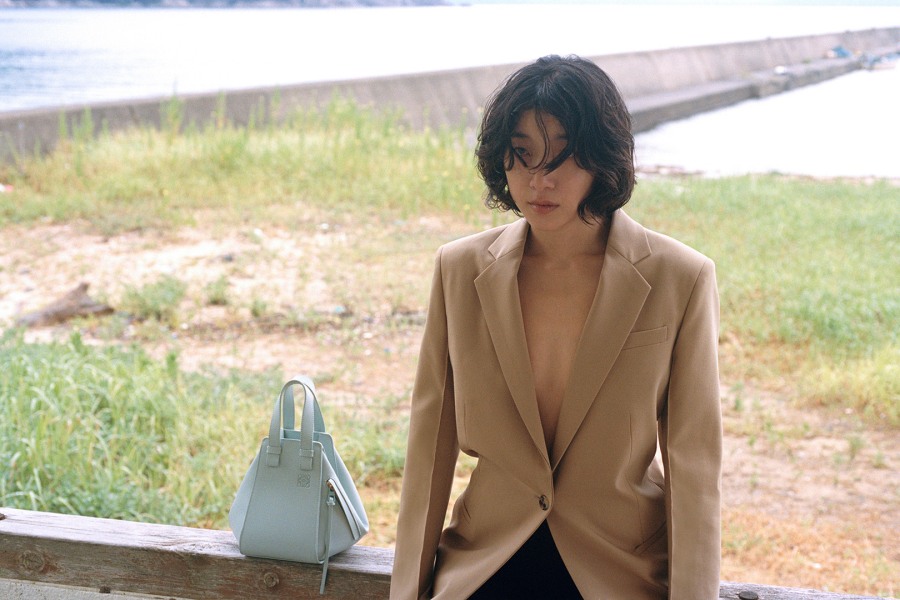 ロエベ」が新サイズの「ハンモックコンパクト」を発売 キャンペーンに