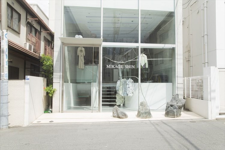 MIKAGE SHIN AOYAMA/ブランドのクリエイティビティーを凝縮、実店舗